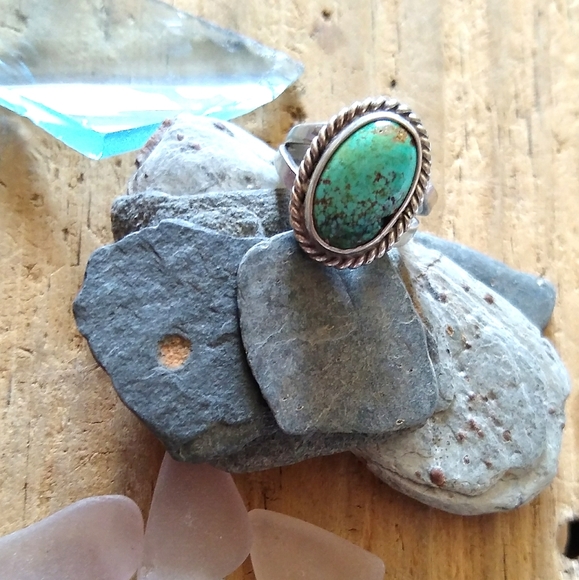 Vintage Navajo Turquoise & Sterling Silver Ring - Picture 12 of 12